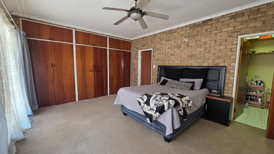 4 Bedroom Property for Sale in La Hoff North West